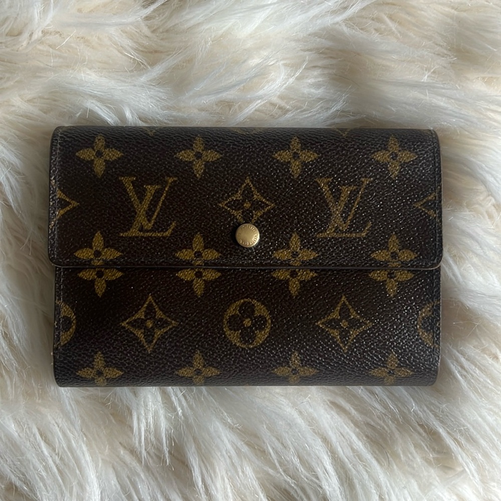 Louis Vuitton
LV Monogram Trifold Wallet excellent condition